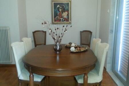 Thea Court Clio & Erato Palaiontsiflikion